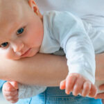 علاج مغص الأطفال الرضع حديثي الولادة بالأعشاب والأدوية في المنزل