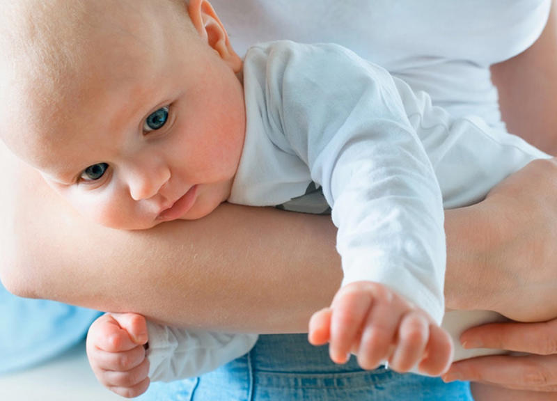 علاج مغص الأطفال الرضع حديثي الولادة بالأعشاب والأدوية في المنزل‎
