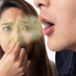 كيف تتخلص من رائحة الفم الكريهة (الأسباب والعلاج)