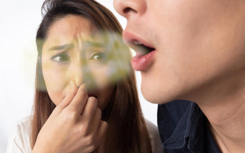 كيف تتخلص من رائحة الفم الكريهة ووصفات العلاج الدائم‎