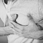 كيف أفرق بين ألم العضلات وألم القلب؟| 7 حالات لآلام الصدر ليست نوبة قلبية