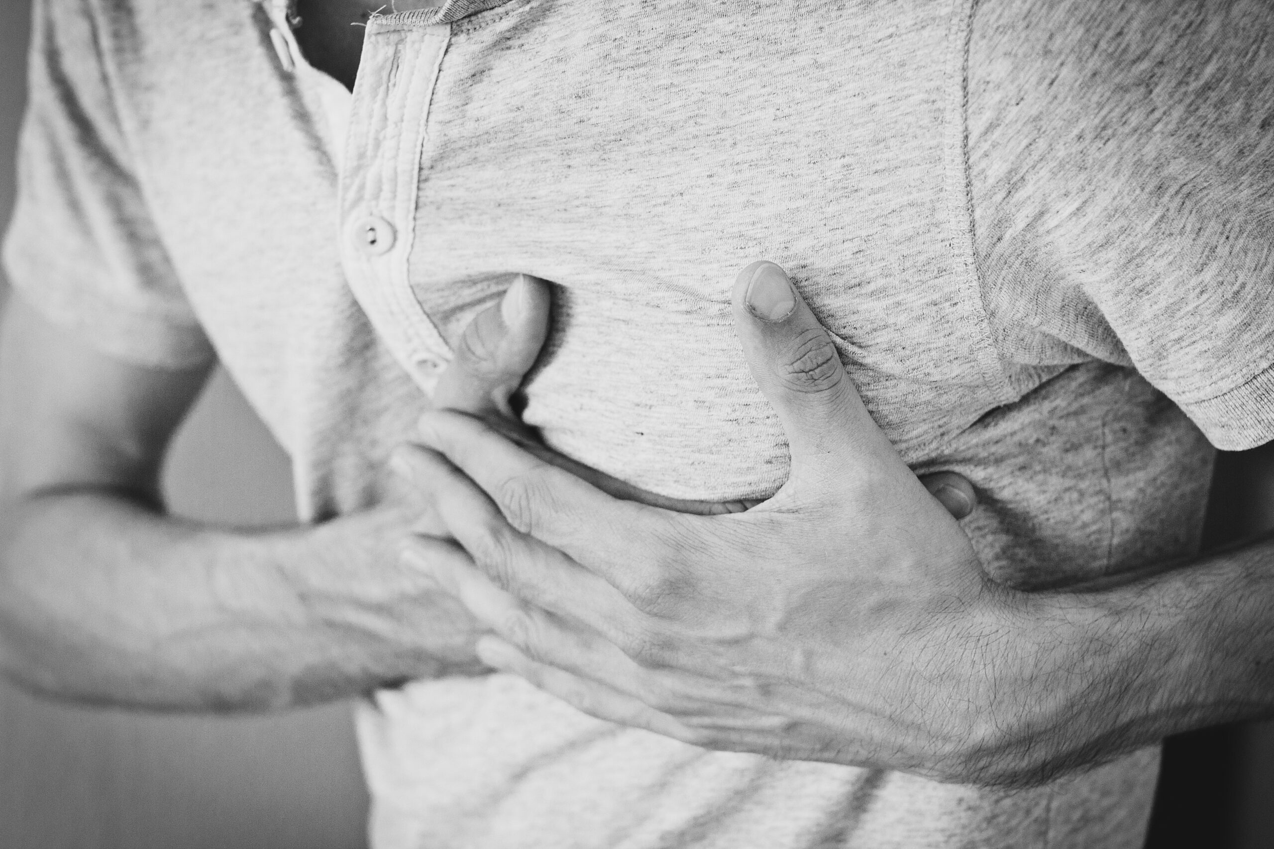 كيف أفرق بين ألم العضلات وألم القلب؟| 7 حالات لآلام الصدر ليست نوبة قلبية