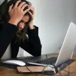 السبب العلمي وراء الشعور بالتعب مع العمل المكتبي لفترات طويلة