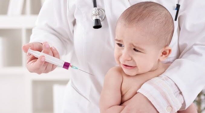 كم تستمر حرارة الطفل بعد التطعيم ومتى نقلق؟